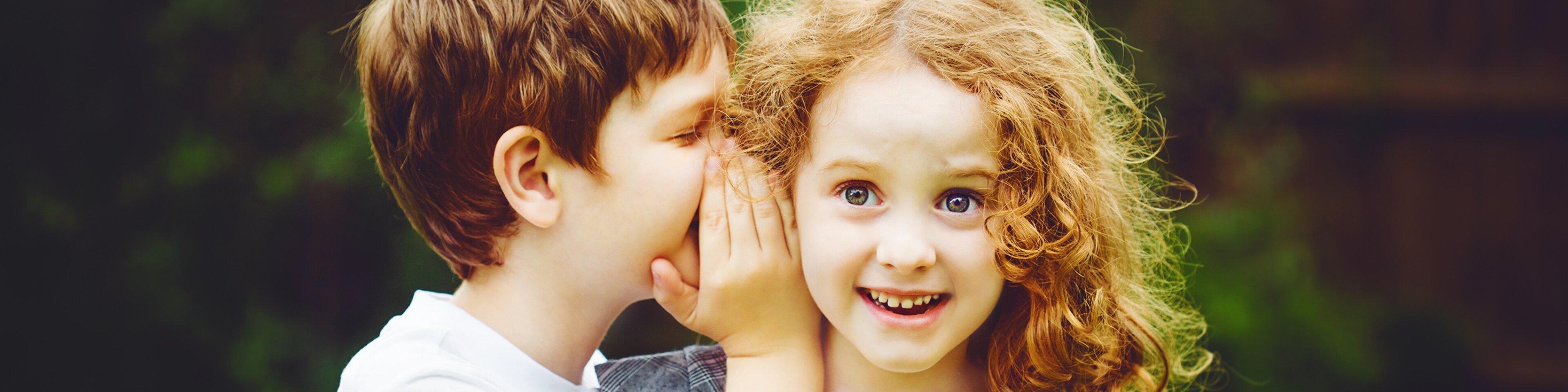 Kinder flüstern sich ins Ohr | © Shutterstock