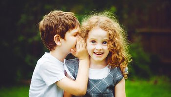 Kinder flüstern sich ins Ohr | © Shutterstock